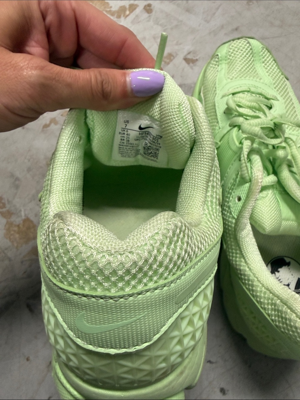 Nike Light Neon Green Athletic Sneakers Womens 9 GREAT CONDITION - Picture 4 of 4